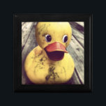 Gult Rubber Ducky behöver ett badrum! Smyckeskrin<br><div class="desc">Cute och lustigt foto av en stor gult gummiducky sitta på en träfläck. I anka har man en stor röd näsa och ett stort svältande öga. Täckt i smuts,  kanske i väntan på att regnduschen ska tvätta bort smutsen. Titta på hans ansikte.</div>
