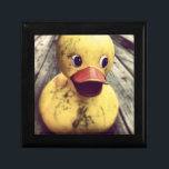 Gult Rubber Ducky behöver ett badrum! Smyckeskrin<br><div class="desc">Cute och lustigt foto av en stor gult gummiducky sitta på en träfläck. I anka har man en stor röd näsa och ett stort svältande öga. Täckt i smuts,  kanske i väntan på att regnduschen ska tvätta bort smutsen. Titta på hans ansikte.</div>