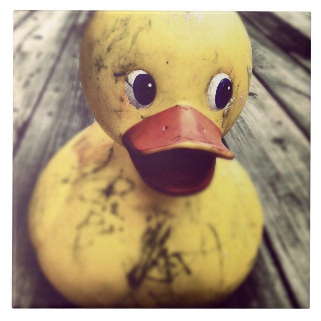 Gult Rubber Ducky täckte i Dirt! Kakelplatta (Framsidan)