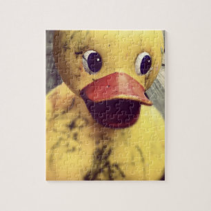 Gult Rubber Ducky täckte i Dirt! Pussel