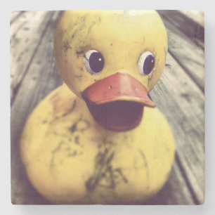 Gult Rubber Ducky täckte i Dirt! Underlägg Sten