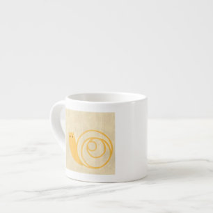 Gult Snigel på Cream-bakgrunden Espressomugg