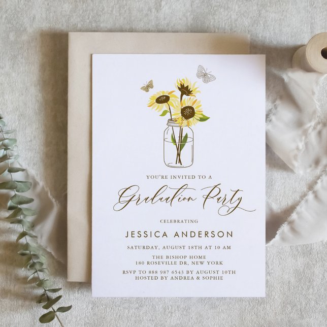 Gult Solblommor i Studentfesten Mason Burk Inbjudningar (Customizable rustic graduation invitation featuring sunflowers in a mason jar.)
