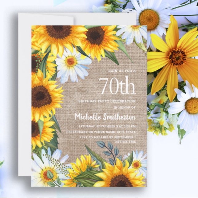Gult Solblommor vita Daisy 70:e födelsedagen Inbjudningar (70th birthday invitation with sunflowers and white daisies on a rustic burlap background)