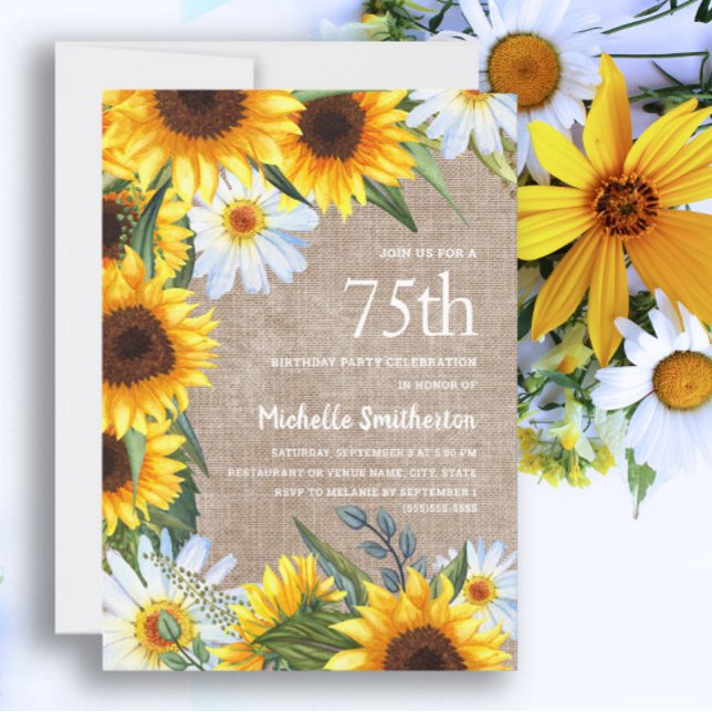 Gult Solblommor White Daisy 75:e Birthday Inbjudningar (75th birthday party invitation with sunflowers and white daisies on a rustic burlap background)
