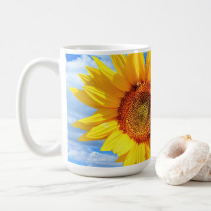 Gult Solros och bin Blå himmel - sommardagen Kaffemugg
