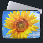 Gult Solros och bin Blå himmel - sommardagen Laptop Fodral<br><div class="desc">Gult Solros och Bin på Blå himmel - Sommardag - Fotoblomma - Du kan också anpassa - Välj / lägg till ditt unika foto - Bild / Text - Namn / Färg / Teckensnitt / Storlekt / mer - Gör Speciell gåva - Ändra storlek och flytta eller ta bort eller...</div>