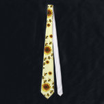 Gult solros- och honungbisommarmönster slips<br><div class="desc">Detta summery och gulliga sommarsolros- och honungbimönster på blek - gult är perfekt för den moderiktiga och stilfulla kvinnan. Dess skämtsamma och kalla design är underbar för många gåvor och tillfällen; för dig,  dina vänner eller din familj. Tyck om detta ljusa och charmiga mönster för ditt nästa köp!</div>