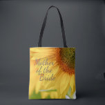 Gult Solrosfoto Rustic Land Mor Bride Tygkasse<br><div class="desc">Övertryckt, personlig Budens mamma till väskan med fotot av en vacker solljus, gult land och anpassade som heter "Budens mamma". Baksidan av det här toettet har plats för att lägga till parets namn och deras bröllop-datum. Fungerar bra för bröllop när som helst på året, men särskilt för sommaren bröllop, eller...</div>