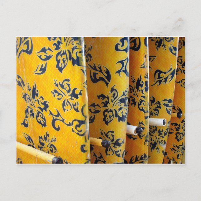 Gult Surfboard i rack Vykort (Framsida)