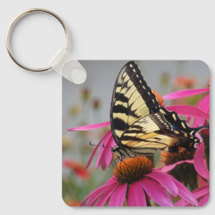 Gult Svärdsvansfjäril på Rosa Echinacea Nyckelring
