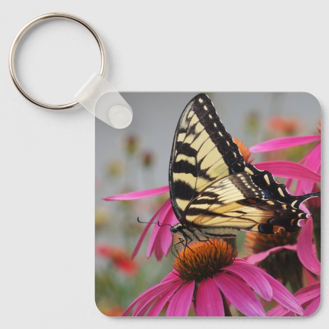 Gult Svärdsvansfjäril på Rosa Echinacea Nyckelring (Framsida)