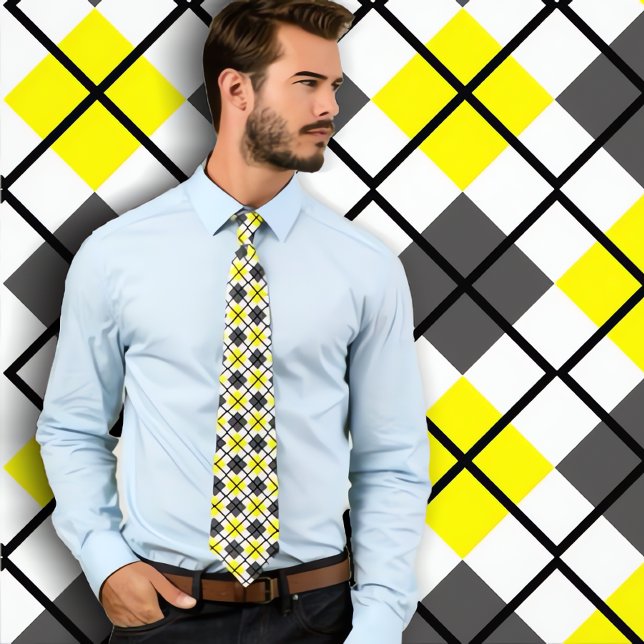 Gult, svartvitt, Grått på bläckstråle Slips (Man in yellow argyle tie standing again yellow argyle background.)