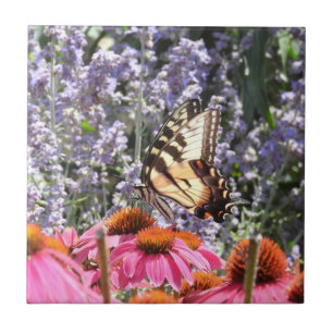 Gult Swallowtail Butterfly Rosa N Lila blommor Kakelplatta