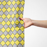 Gult Trellis, Quatrefoil, marockansk Lattice Sjal<br><div class="desc">Elegant,  snyggt och sofistikerad marockansk trellis mönster i grått och gult färg. Modern gåva och trendig,  perfekt för det latetiska älskare i ditt liv.</div>