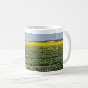 Gult Tulips Fält Panoramic Coffee Mugg