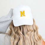 Gult Varsity Monogram Keps<br><div class="desc">Visa av din sportiska sida med ett anpassningsbar basebolllock med ett fet kollegiat-stil monogram brev. Anpassa det med din favorit-färg för att matcha ditt idrottslag eller stil för ett utseende som är unikt för dig. Perfekt för speldagar, avslappnad utfall eller som en gåva till fläkt och idrottare. Detta tak kombinerar...</div>