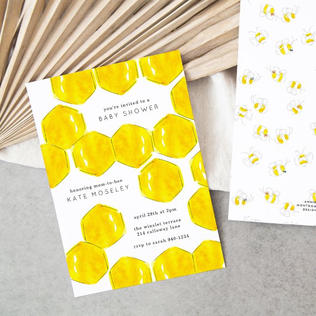 Gult Vattenfärg Honeycomb Mamma to Bee Baby Shower Inbjudningar (Yellow watercolor bee honeycomb baby shower invitations.)