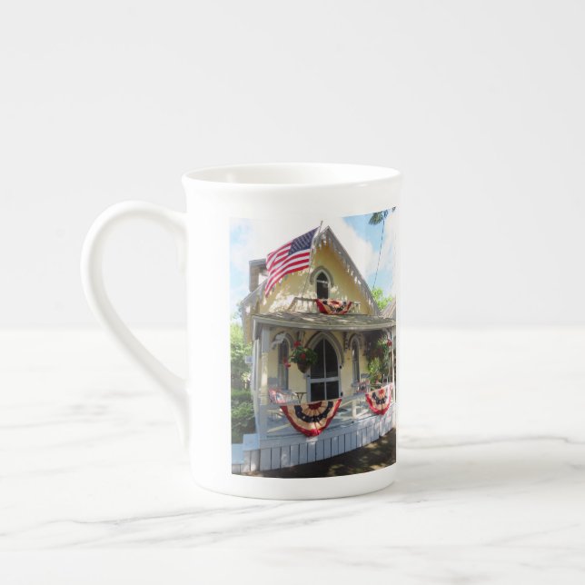 Gult Victorian with Bunting - Martha's Vineyard Benporslin Mugg (Vänster)