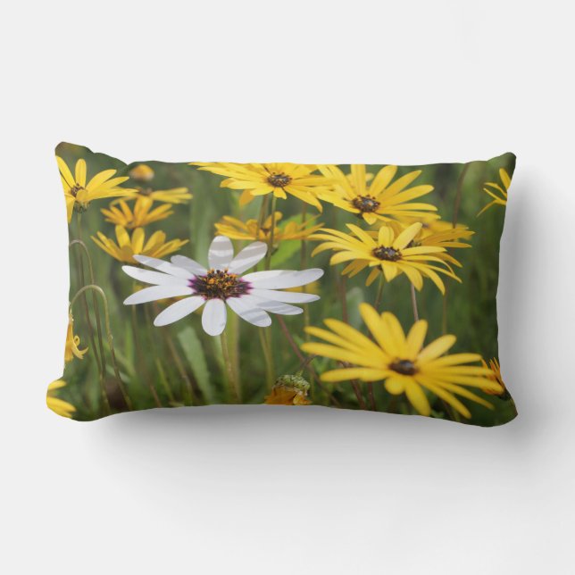 Gult Vitblommor Sunny och Positive Pillow Lumbarkudde (Framsida)