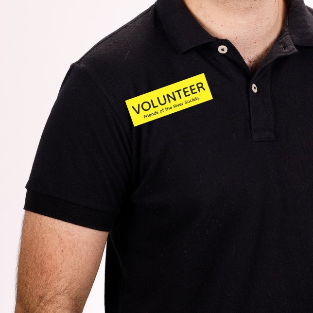 Gult Volunteer Badge Namn bricka Namnbricka (Man in black shirt wearing this customizable volunteer name tag badge in yellow.)