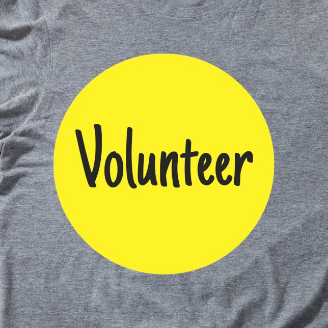 Gult Volunteer Runt Klistermärke (Bright yellow volunteer sticker badge.)