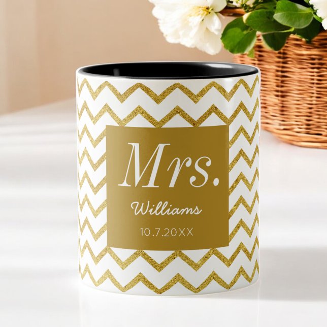 Gult White Chevron Chic, fru Bröllop Två-Tonad Mugg (Skapare uppladdad)