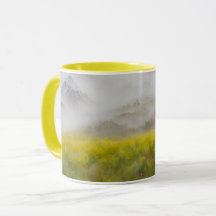 Gult Wildblommor Fält Foggy Mountain Art Mugg