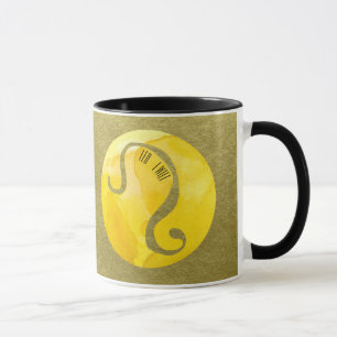 Gult Zodiac Sign Leo på Guld-bakgrunden Mugg