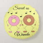 Gulten Dancing Donuts Light Rund Kudde<br><div class="desc">Jordgubbsdonut och chokladdonut är så söta. Men det är inte heller så sött som den som kommer att få denna kudde. Det här är en älskarkudde för din älskling i ditt liv. Anpassade. Originalarbete,  c) Sharon Lee Hudson. Alla höger reserverade.</div>
