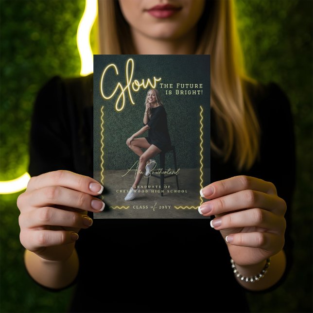 Gulten Neon Vågigt fotot med Student Meddelande (Modern Glow Script Yellow Neon Wavy Graduate Photo Announcement)