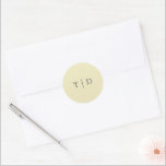 Gulten Trisha Butter Modern Bröllop Runt Klistermärke<br><div class="desc">Moderna bröllopsmärken med en ren design med ditt monogram i ett serif-teckensnitt.</div>