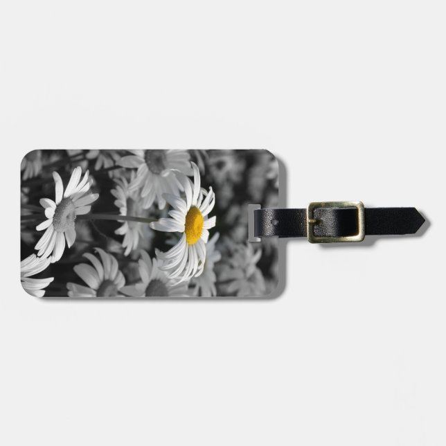 Gultens daisy i ett hav av svarta och vita daisy. bagagebricka (Horisontell Framsida)