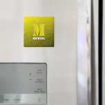 Gultens geometriska maska mönster Monogram Magnet<br><div class="desc">Monogram Anpassa med din anpassningsbar från början och namn. Gultens övertoningsgeometriska nättrianglar av mönster,  ombre. Triangelns geometriska nät med coola-kombinationsövertoningsdesign.</div>