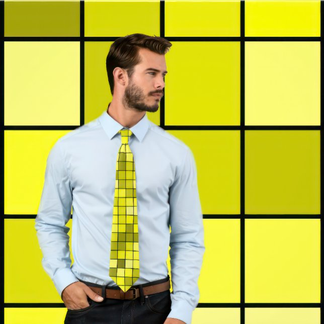 Gultens mönsterruta (svarta konturer) slips (Man wears a necktie featuring a shades of yellow tile design.
)