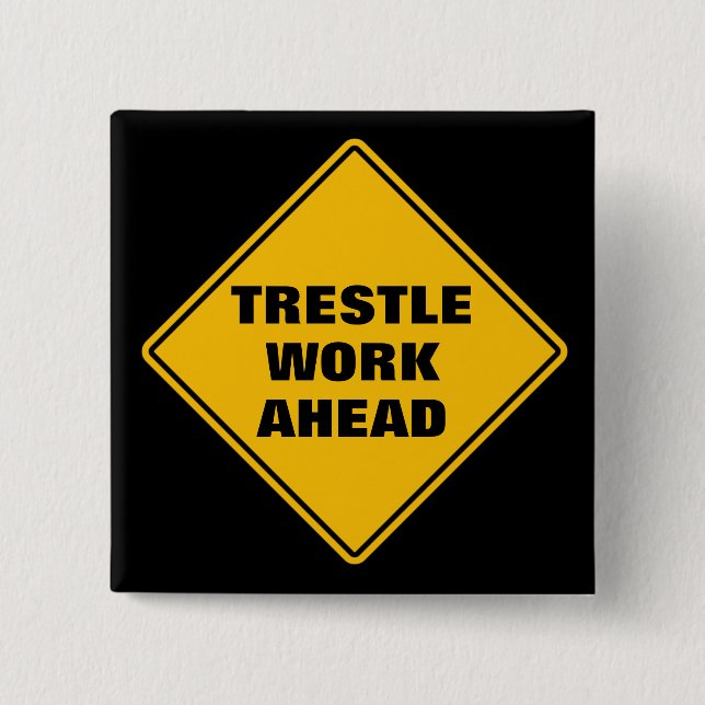 Gultens trestelarbete framför klassiskt vägmärke knapp (Framsida)