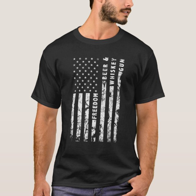 Gun Whiskey Beer och Freedom American Flagga T Shirt (Framsida)
