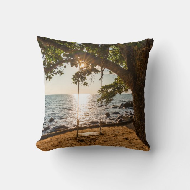 Gunga på stranden på solnedgången kudde (Framsida)