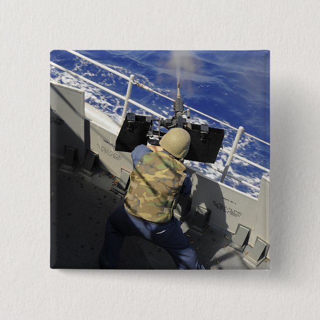 Gunners Mate som avfyrar ett 50 kaliber maskin-vap Knapp (Framsida)