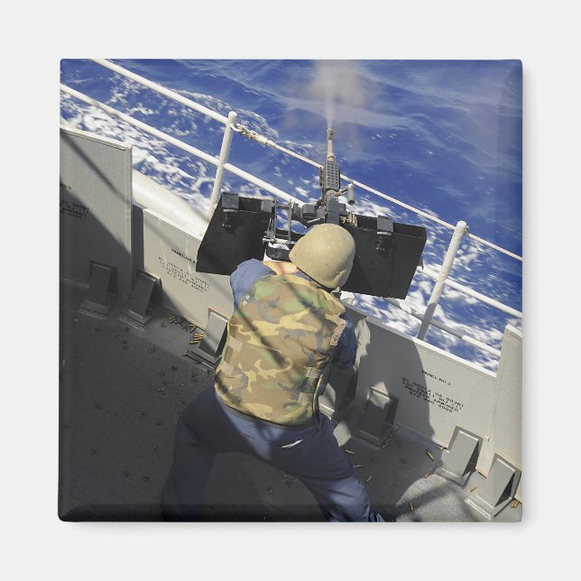 Gunners Mate som avfyrar ett 50 kaliber maskin-vap Magnet (Framsidan)