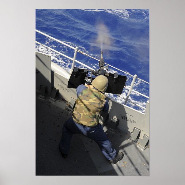 Gunners Mate som avfyrar ett 50 kaliber maskin-vap Poster (Framsidan)
