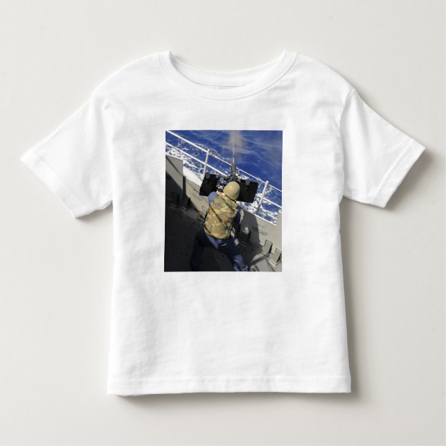Gunners Mate som avfyrar ett 50 kaliber maskin-vap T-shirt (Framsida)