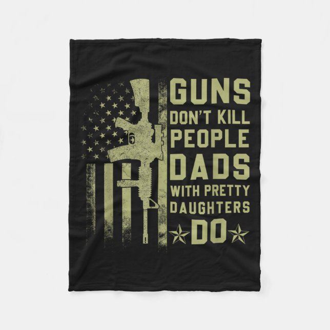 Guns Don't Kill People Dads With Pretty Daughters  Fleecefilt (Framsidan)