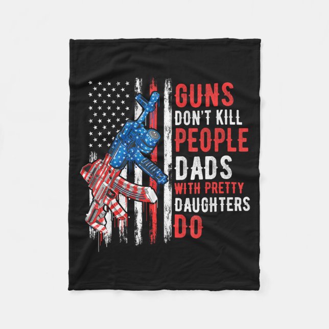 Guns Don't Kill People Dads With Pretty Daughters  Fleecefilt (Framsidan)