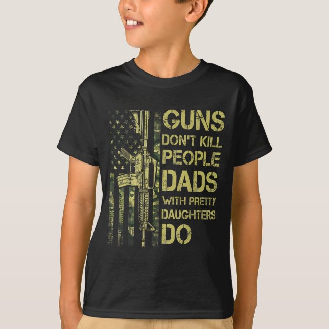 Guns Don't Kill People Dads With Pretty Daughters  T Shirt (Framsida)