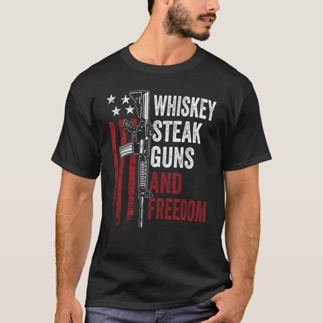 Guns Whiskey Beer and Freedom Drinking USA Gun O T Shirt (Framsida)