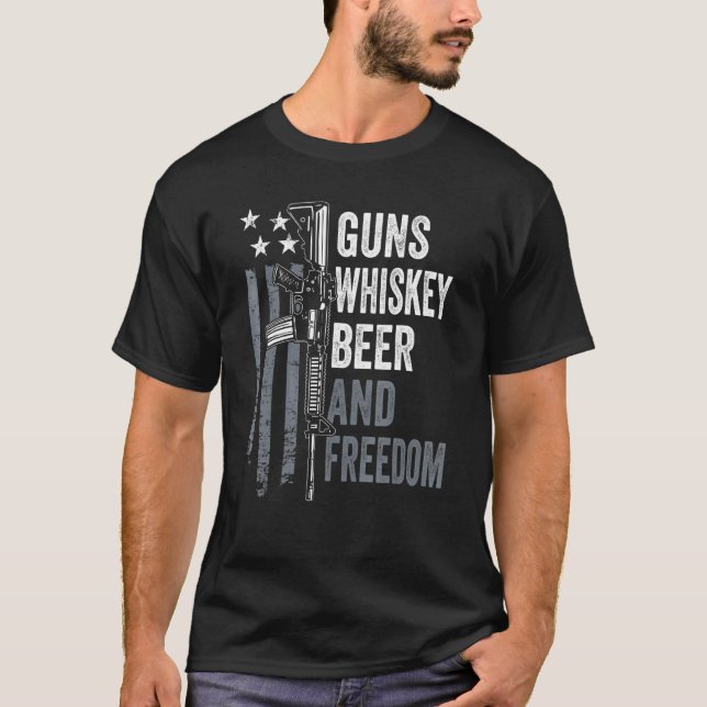 Guns Whisky Beer and Freedom - Drinking AR15 Gun O T Shirt (Framsida)