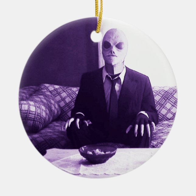 Guppa den främmande hållande ögonen på julgransprydnad keramik (Framsidan)