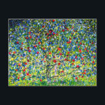 Gustav Klimt Apple Träd Vykort<br><div class="desc">vykort med Gustav Klimts målning Apple Träd,  I (1912). Ett färglöst rödäpple träd står i en grönt fält av lila,  rosa,  gult och vita blommor. En perfekt för fläkt av Art nouveau och österrikisk konst.</div>