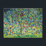 Gustav Klimt Apple Träd Vykort<br><div class="desc">vykort med Gustav Klimts målning Apple Träd,  I (1912). Ett färglöst rödäpple träd står i en grönt fält av lila,  rosa,  gult och vita blommor. En perfekt för fläkt av Art nouveau och österrikisk konst.</div>